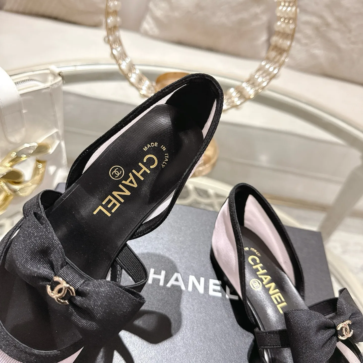👟👟Ex-factory price 540👟👟 Mesh [purchase-level quality] CHANEL Xiaoxiang 25/A new summer bow-tie shoes 💃 This pair of loafers is really breathtakingly beautiful! Made of cowhide fabric + imported mesh, every detail exudes a sense of high-end ~ classic bow design, Italian genuine leather sole, comfortable and classy on the feet, a perfect must-have for fairies!  🌟 All counters are from the same source! All materials are customized according to the original 1:1, and are developed and patterned from genuine products. The quality is absolutely assured ~ a classic that must be bought every year, a versatile artifact that looks great whether paired with skirts or jeans!  💖 The perfect finishing touch for summer outfits, sisters, just do it! 👉 Fabric: Imported sheepskin Lining: Imported sheepskin Outsole: Private molded outsole Code number: 35-40 (41 customized, non-refundable) Mesh surface